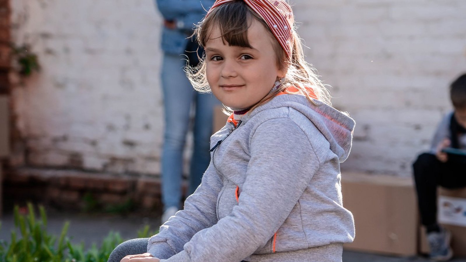 Ein Mädchen bei einer Hilfsgüter-Verteilung in der Ukraine