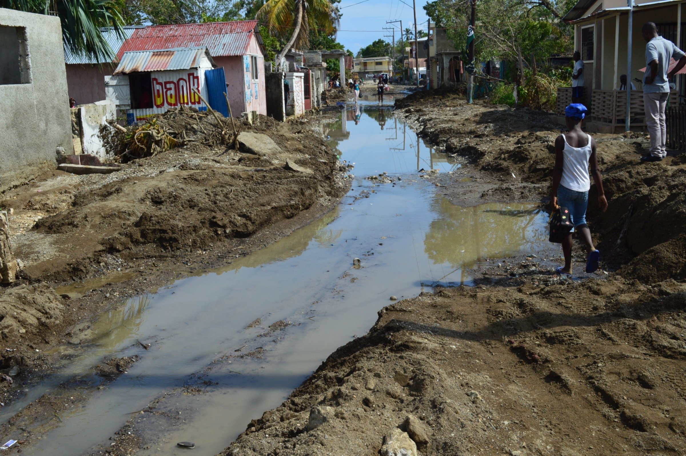 Straßen auf Haiti sind nicht asphaltiert und der Regen hat sie völlig zerstört