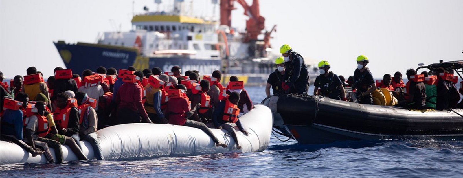 Ein überfülltes Schlauchboot vor der SOS Humanity