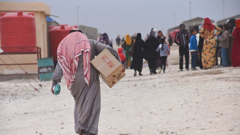 Mann mit Hilfspaket in syrischem Flüchtlingslager