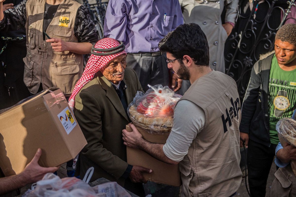 Jordanischer Mann erhält ein Hilfspaket