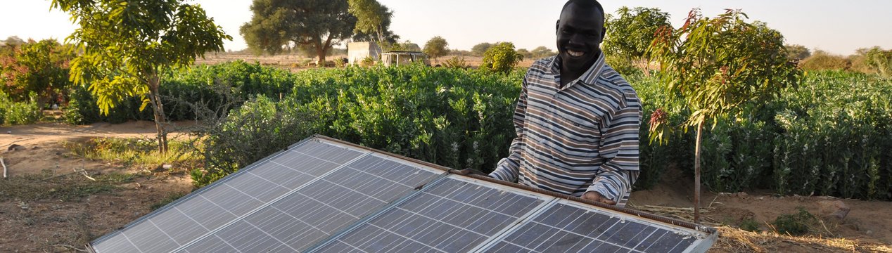 Mann an einer Solaranlage im Tschad