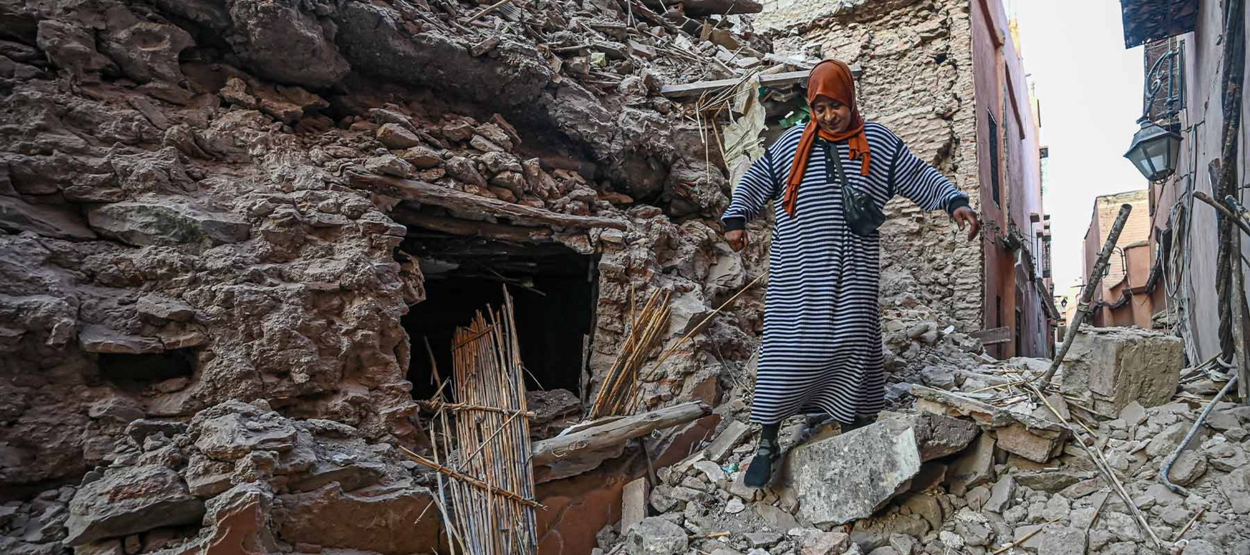 Eine Frau läuft durch Trümmer nach dem Erdbeben in Marokko