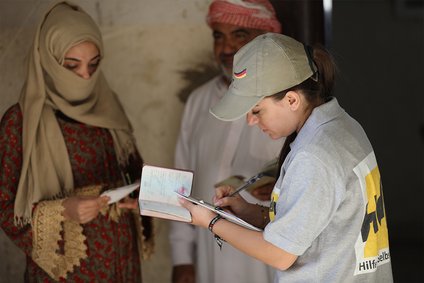 Eine Help-Mitarbeiterin registriert eine syrische Frau für unsere Nothilfe